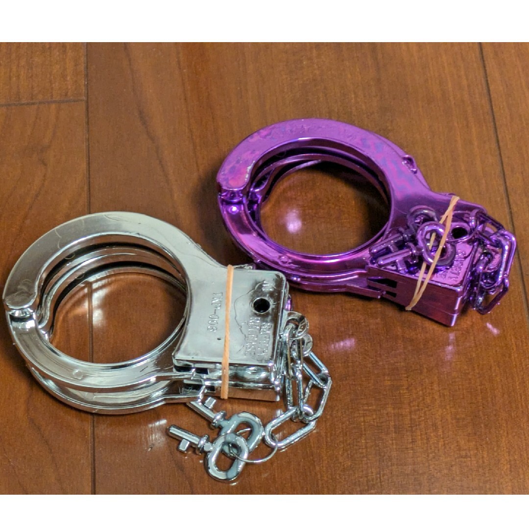 おもちゃの手錠2点セット（紫パープル、銀シルバー） エンタメ/ホビーのおもちゃ/ぬいぐるみ(その他)の商品写真
