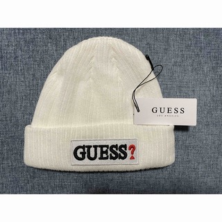 ゲス(GUESS)の【未使用品】GUESS ニット帽 ビッグロゴ文字 ホワイト(ニット帽/ビーニー)