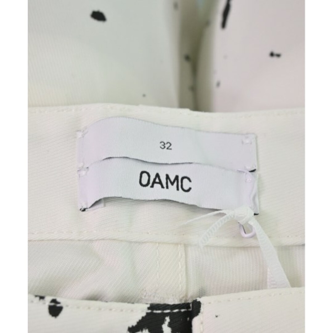 OAMC(オーエーエムシー)のOAMC オーエーエムシー ショートパンツ 32(L位) 白x黒(総柄) 【古着】【中古】 メンズのパンツ(ショートパンツ)の商品写真