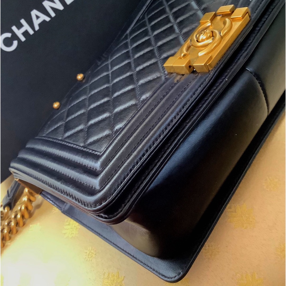 美品CHANEL ボーイシャネル　ゴールドチェーン　ゴールド金具 レディースのバッグ(ショルダーバッグ)の商品写真