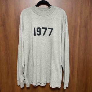 フィアオブゴッド(FEAR OF GOD)のFOG ESSENTIALS 1977 ロンT 長袖 Tシャツ L(Tシャツ/カットソー(七分/長袖))