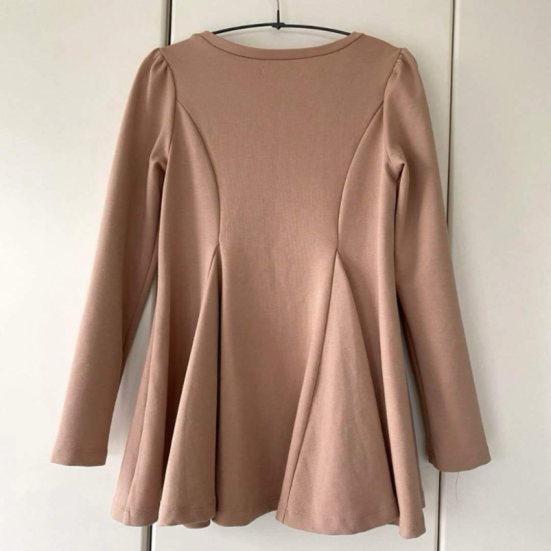 ZARA(ザラ)の【used】 ペプラムトップス　ピンクベージュ レディースのトップス(カットソー(長袖/七分))の商品写真