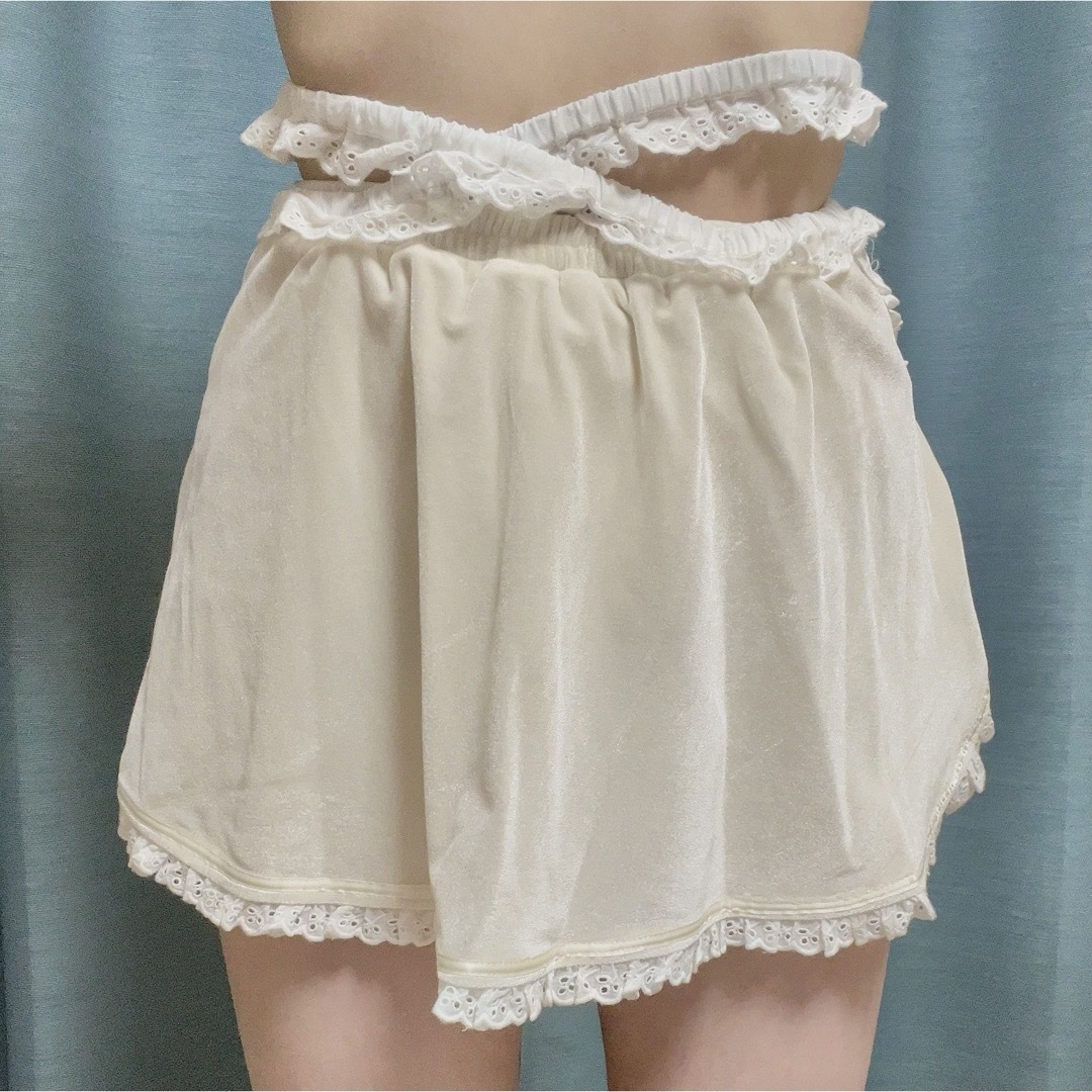 Bobon21(ボボンニジュウイチ)のBobon21 クロスフリル2WAYフラップスカパン♥白 レディースのスカート(ミニスカート)の商品写真