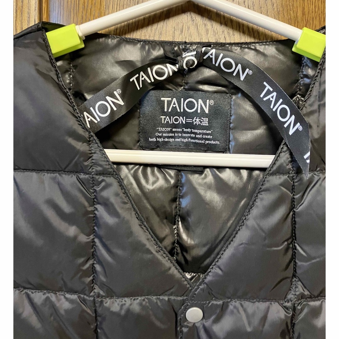TAION(タイオン)のMEN ベーシック Vネックボタン インナーダウンベスト(TAION-001) メンズのジャケット/アウター(ダウンベスト)の商品写真