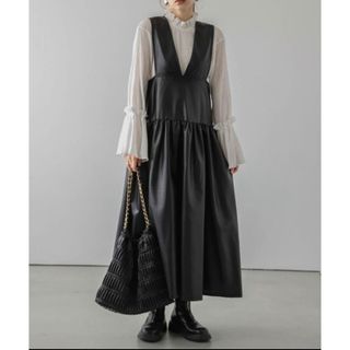 ザラ(ZARA)のエコレザージャンパースカート　シュガービスケット　la gemme 黒　ブラック(ロングワンピース/マキシワンピース)