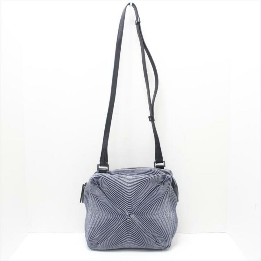 ISSEY MIYAKE - ISSEYMIYAKE(イッセイミヤケ) ショルダーバッグ美品