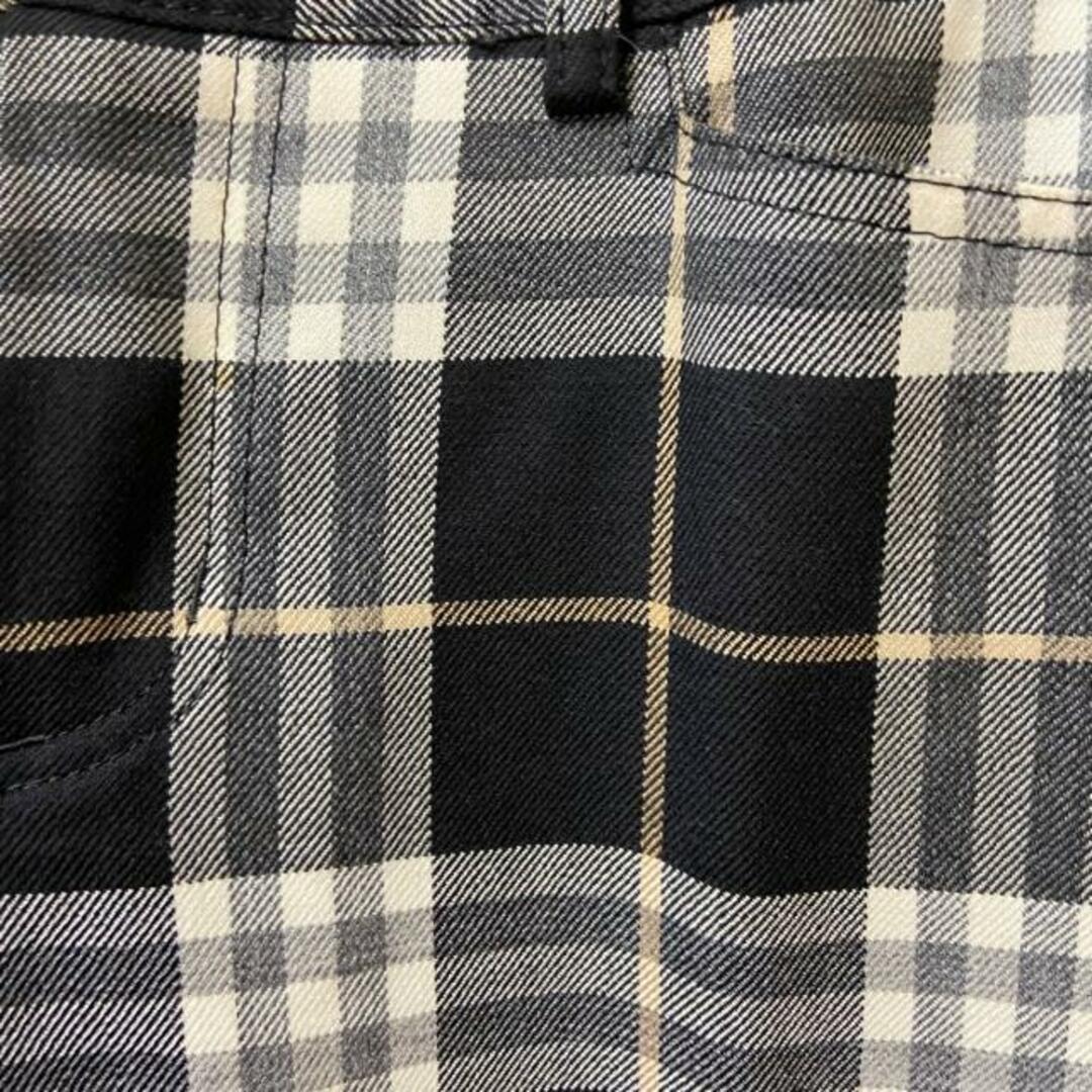 BURBERRY BLUE LABEL(バーバリーブルーレーベル)のBurberry Blue Label(バーバリーブルーレーベル) ハーフパンツ サイズ38 M レディース - 黒×アイボリー×マルチ チェック柄 レディースのパンツ(ハーフパンツ)の商品写真