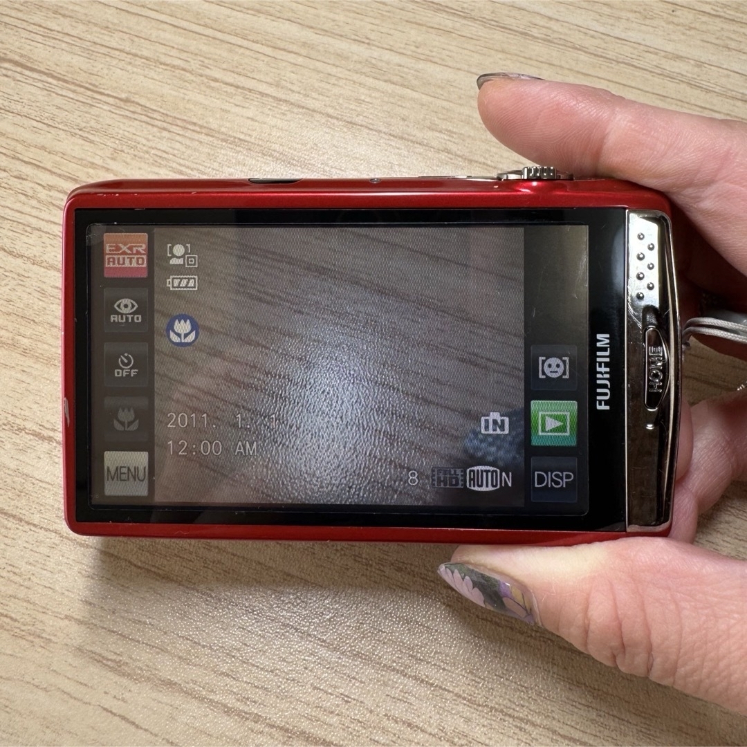 【中古品】FinePix Z FINEPIX Z900EXR RED スマホ/家電/カメラのカメラ(コンパクトデジタルカメラ)の商品写真