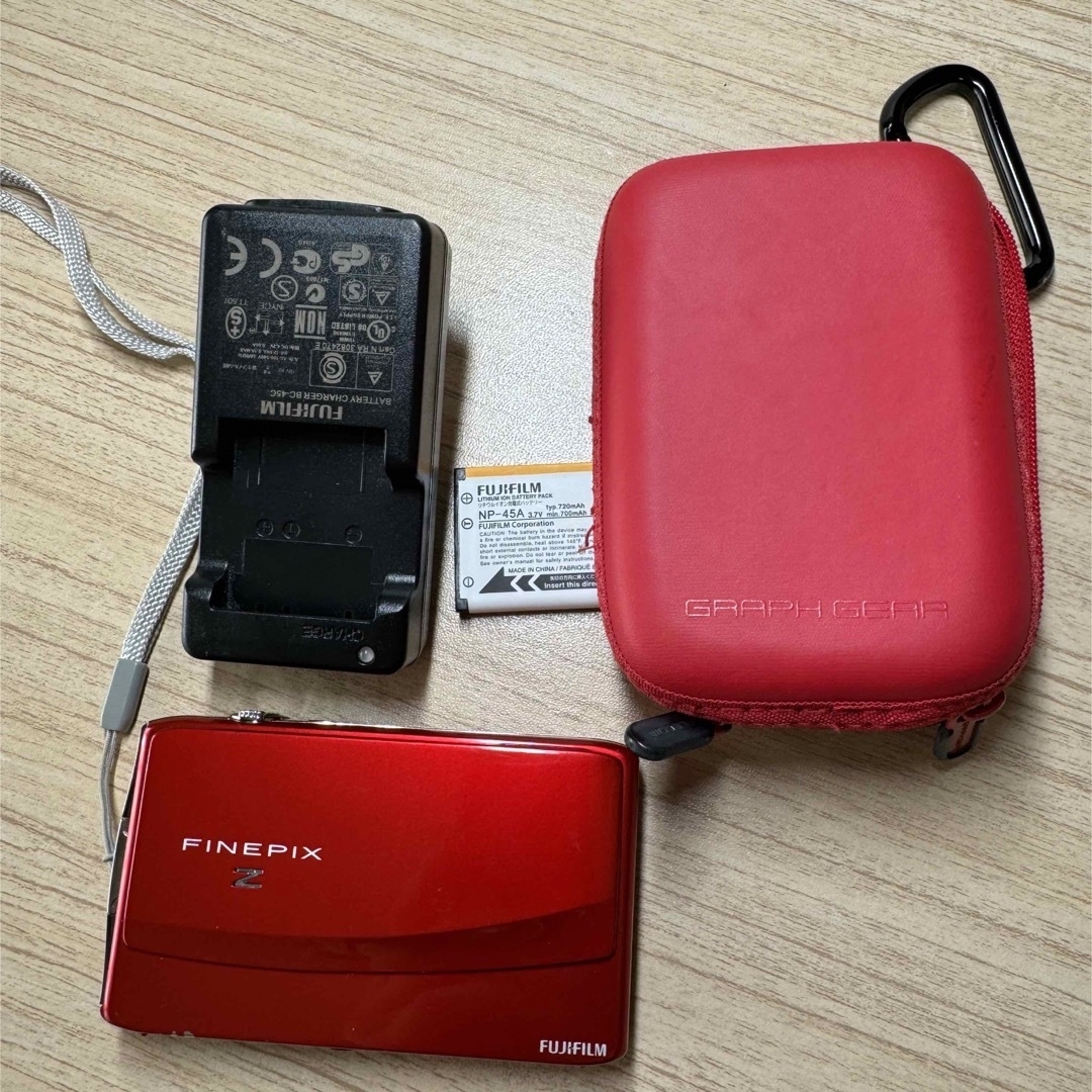 【中古品】FinePix Z FINEPIX Z900EXR RED スマホ/家電/カメラのカメラ(コンパクトデジタルカメラ)の商品写真