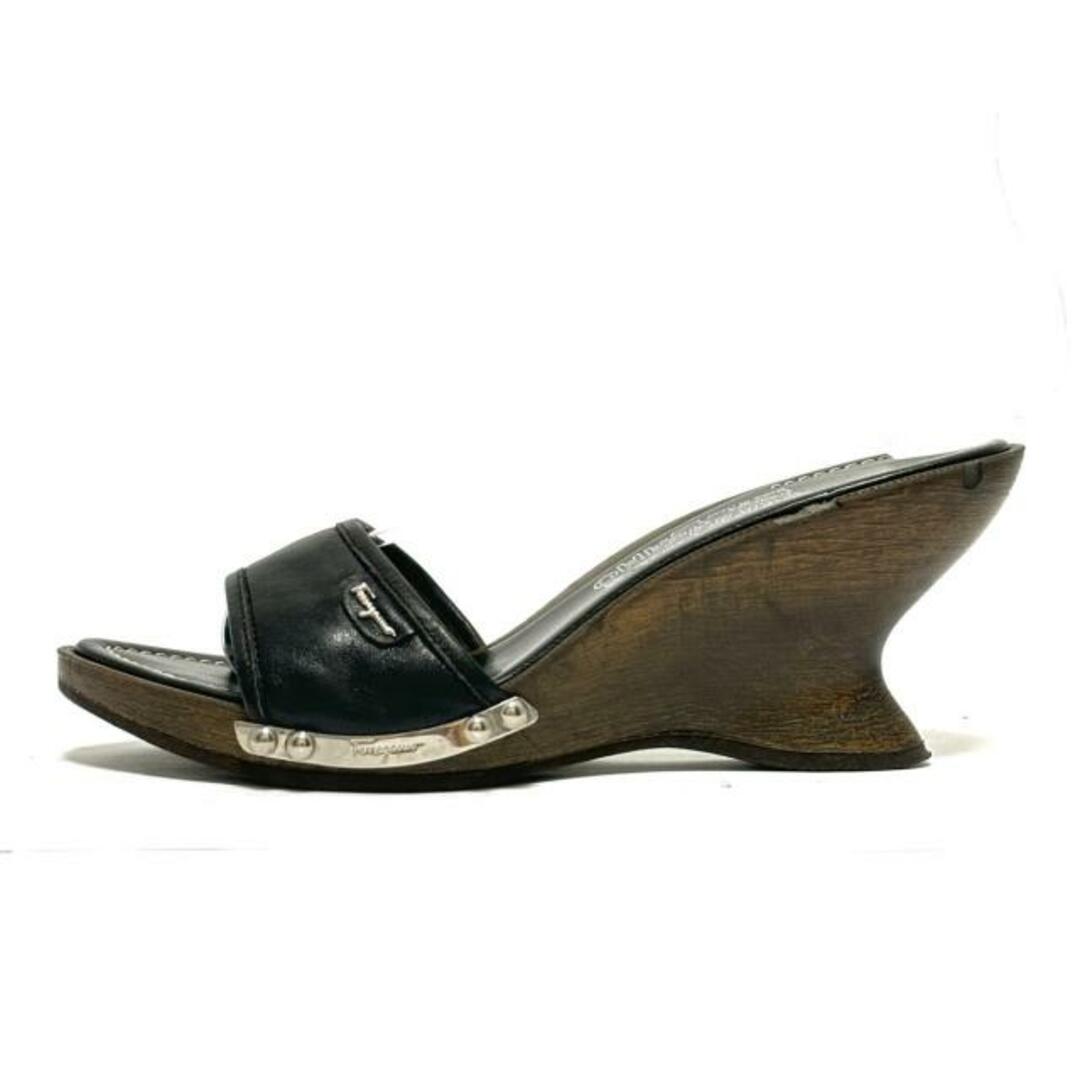 Salvatore Ferragamo(サルヴァトーレフェラガモ)のSalvatoreFerragamo(サルバトーレフェラガモ) ミュール 6 D レディース - 黒 ウェッジソール レザー レディースの靴/シューズ(ミュール)の商品写真