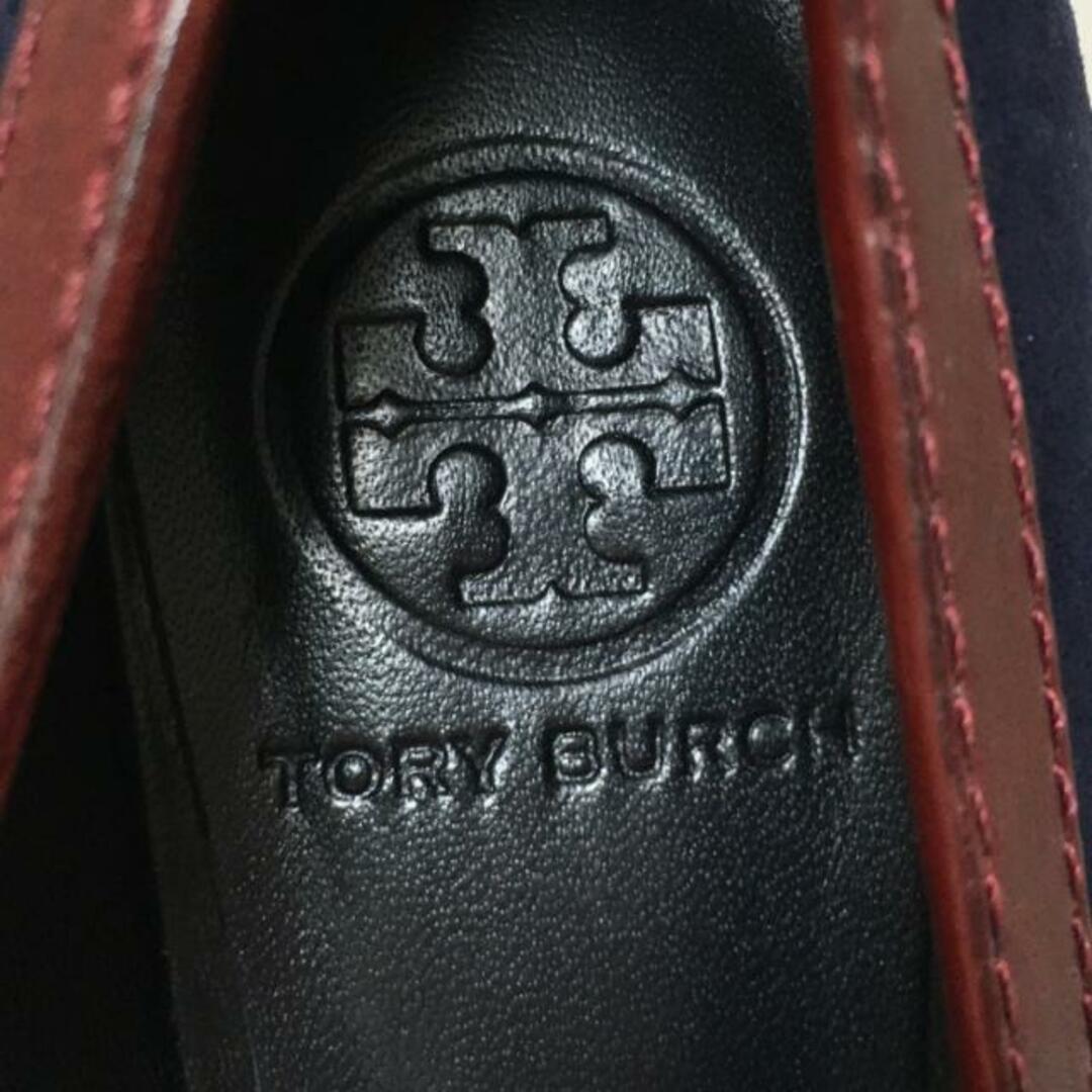 Tory Burch(トリーバーチ)のTORY BURCH(トリーバーチ) パンプス 7 1/2M レディース - ネイビー×ゴールド スエード×金属素材 レディースの靴/シューズ(ハイヒール/パンプス)の商品写真