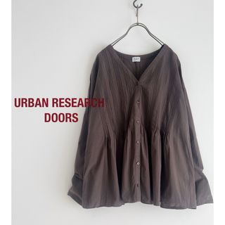 アーバンリサーチドアーズ(URBAN RESEARCH DOORS)のURBAN RESEARCH DOORS ピンタックVネックブラウス(シャツ/ブラウス(長袖/七分))