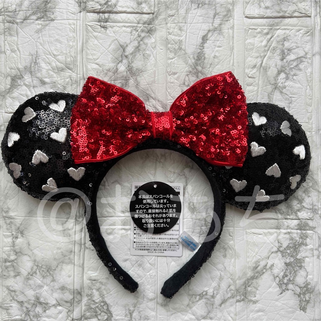 Disney(ディズニー)の【新品 未使用】カチューシャ ディズニー ミニー ハート スパンコール 黒 赤 レディースのヘアアクセサリー(カチューシャ)の商品写真