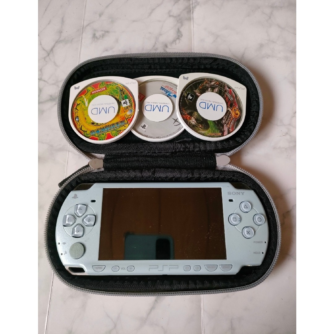 PlayStation Portable(プレイステーションポータブル)の《訳あり》SONY　PSP-2000 本体　＋ケース　充電器　ソフト付き エンタメ/ホビーのゲームソフト/ゲーム機本体(携帯用ゲーム機本体)の商品写真