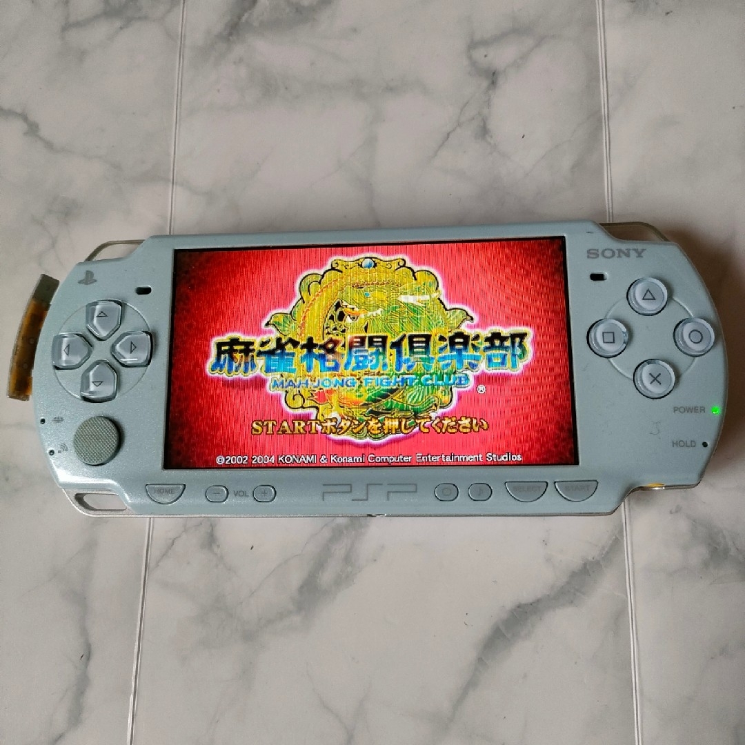 PlayStation Portable(プレイステーションポータブル)の《訳あり》SONY　PSP-2000 本体　＋ケース　充電器　ソフト付き エンタメ/ホビーのゲームソフト/ゲーム機本体(携帯用ゲーム機本体)の商品写真