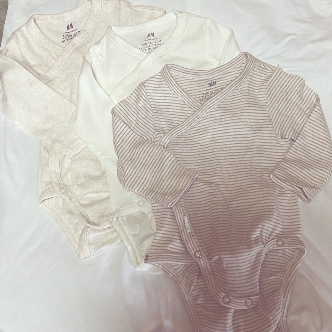 H&M(エイチアンドエム)のボディースーツ3枚セット キッズ/ベビー/マタニティのベビー服(~85cm)(肌着/下着)の商品写真