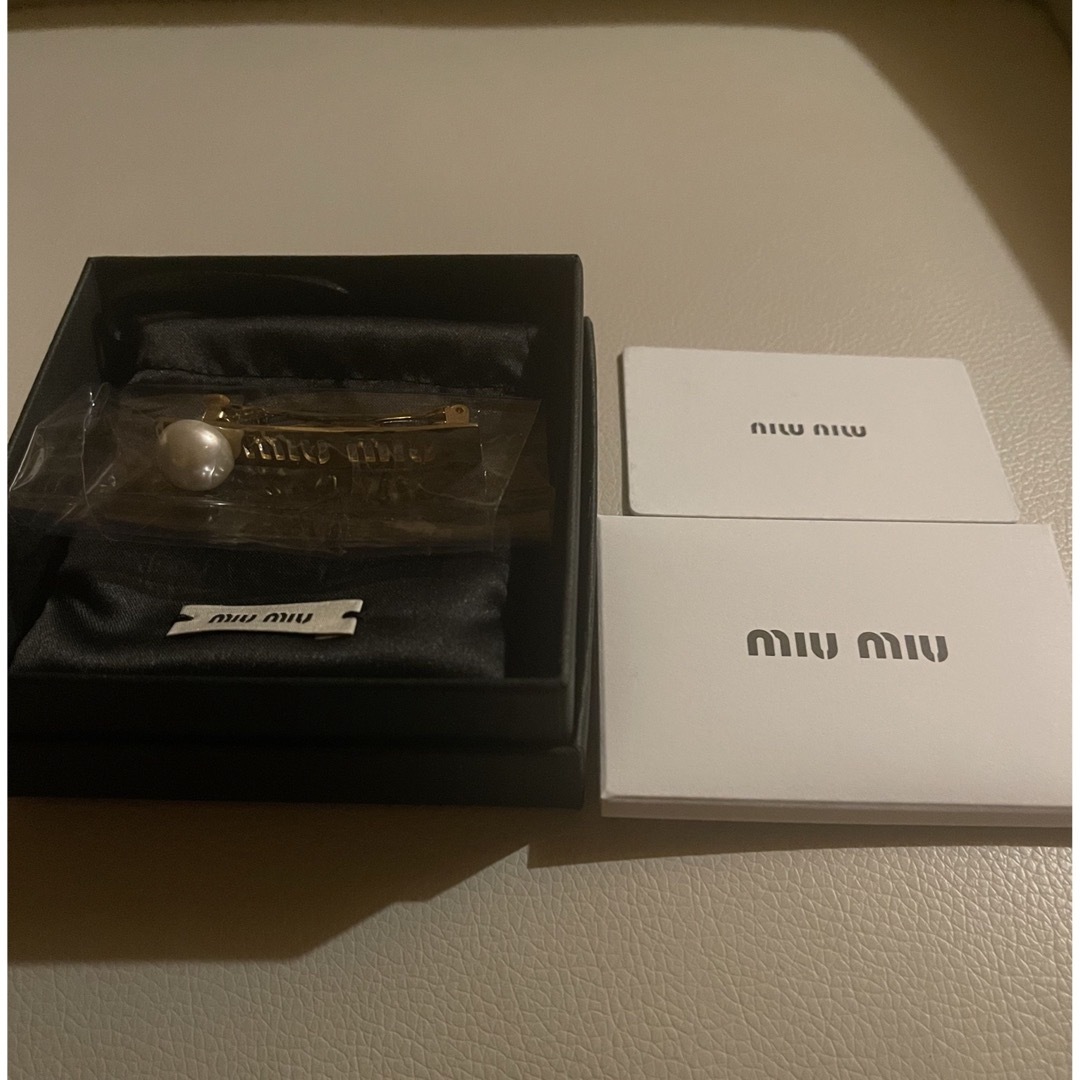 miumiu(ミュウミュウ)のMIUMIU バレッタ髪留め F0SAJ/ORO+CREAM レディースのヘアアクセサリー(ヘアピン)の商品写真