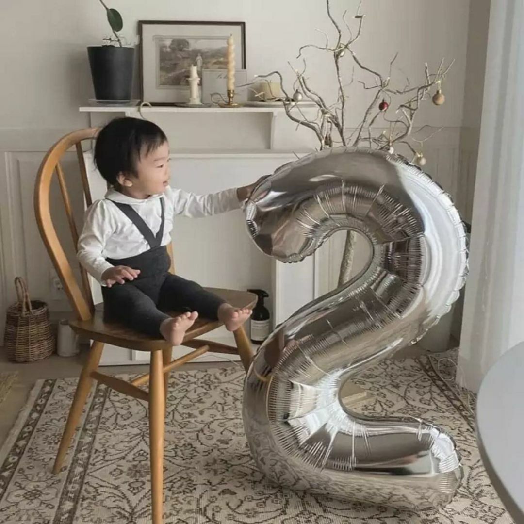 数字２枚までお選べる 風船 パーティー バルーン 誕生日 お祝い シルバー インテリア/住まい/日用品のインテリア小物(ウェルカムボード)の商品写真