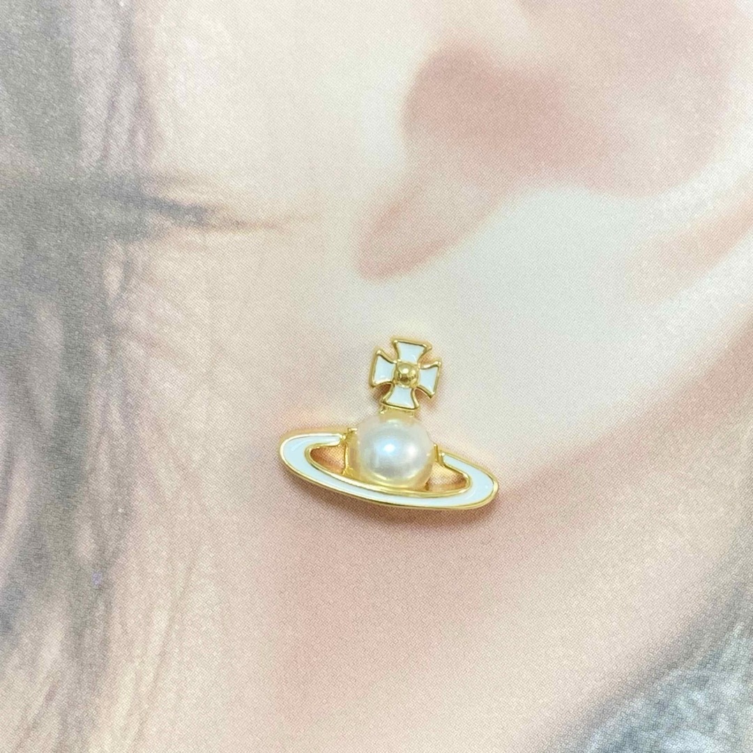 Vivienne Westwood(ヴィヴィアンウエストウッド)のヴィヴィアン　パールオーブピアス　ゴールド レディースのアクセサリー(ピアス)の商品写真