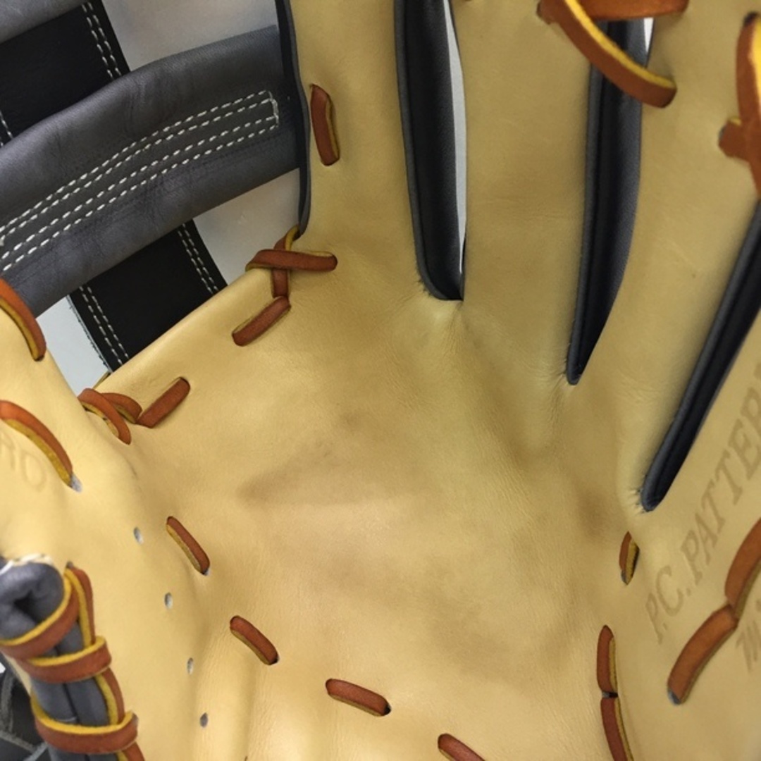 ZETT(ゼット)の中古品 ゼット ZETT 硬式 内野手用オーダーグローブ 刺繍入り 9174 スポーツ/アウトドアの野球(グローブ)の商品写真