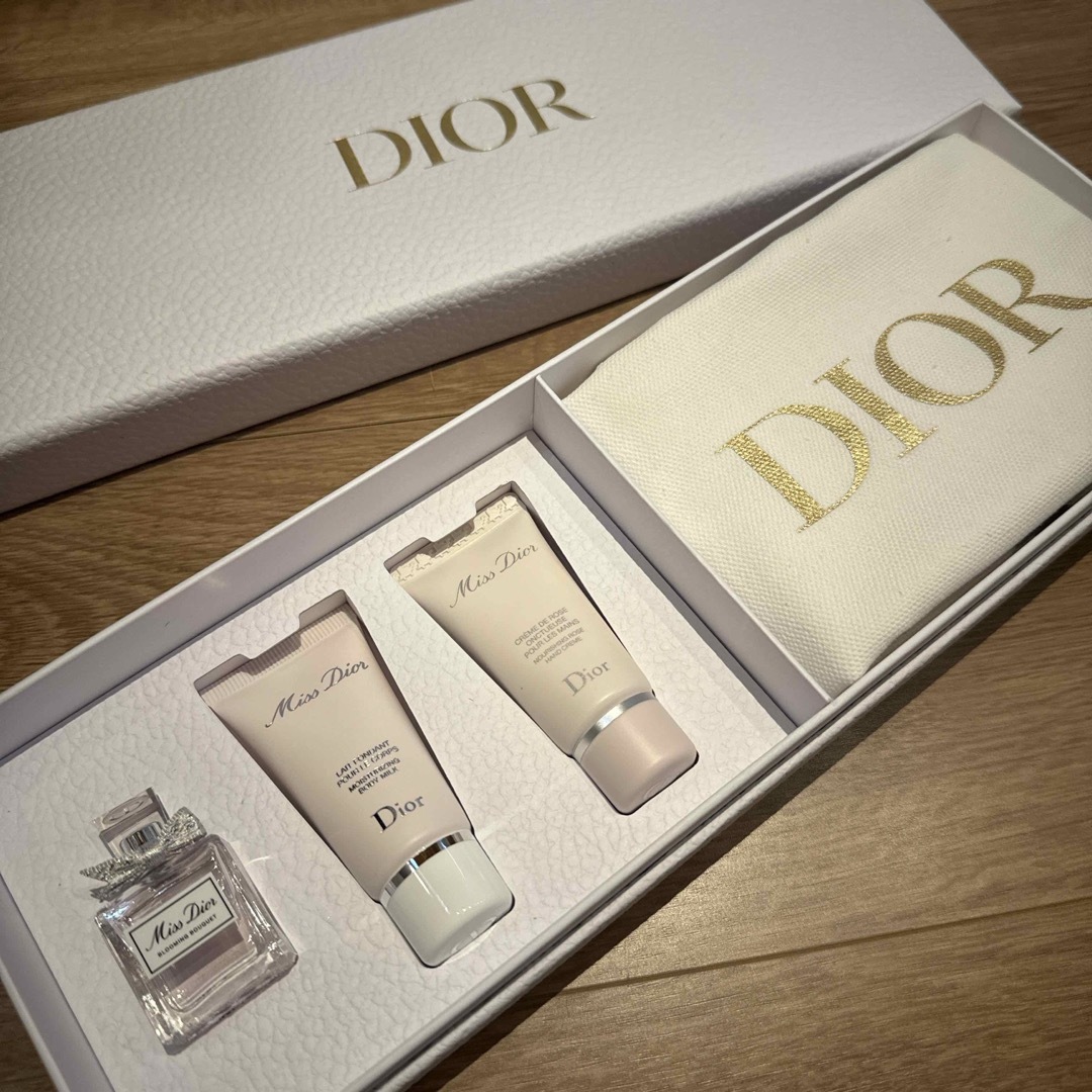 Dior(ディオール)のDIOR ノベルティ　香水　ハンドクリーム コスメ/美容のボディケア(ハンドクリーム)の商品写真