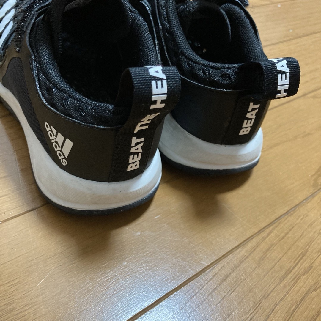 adidas(アディダス)のスニーカー 子供 adidas アディダス 黒 ブラック 白 ホワイト 18cm キッズ/ベビー/マタニティのキッズ靴/シューズ(15cm~)(スニーカー)の商品写真