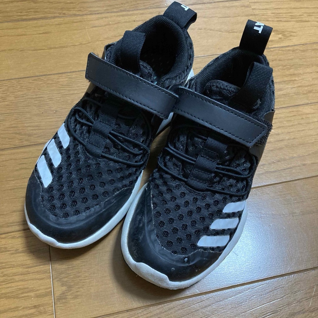 adidas(アディダス)のスニーカー 子供 adidas アディダス 黒 ブラック 白 ホワイト 18cm キッズ/ベビー/マタニティのキッズ靴/シューズ(15cm~)(スニーカー)の商品写真