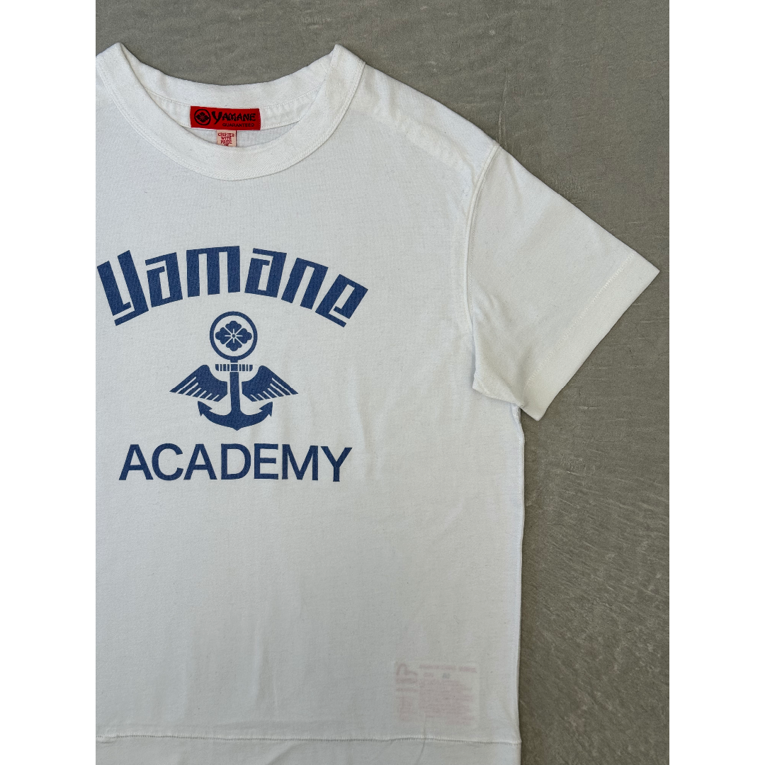 EVISU(エビス)のヤマネ アカデミーロゴ Tシャツ 40ホワイト YAMANE エビス EVISU メンズのトップス(Tシャツ/カットソー(半袖/袖なし))の商品写真