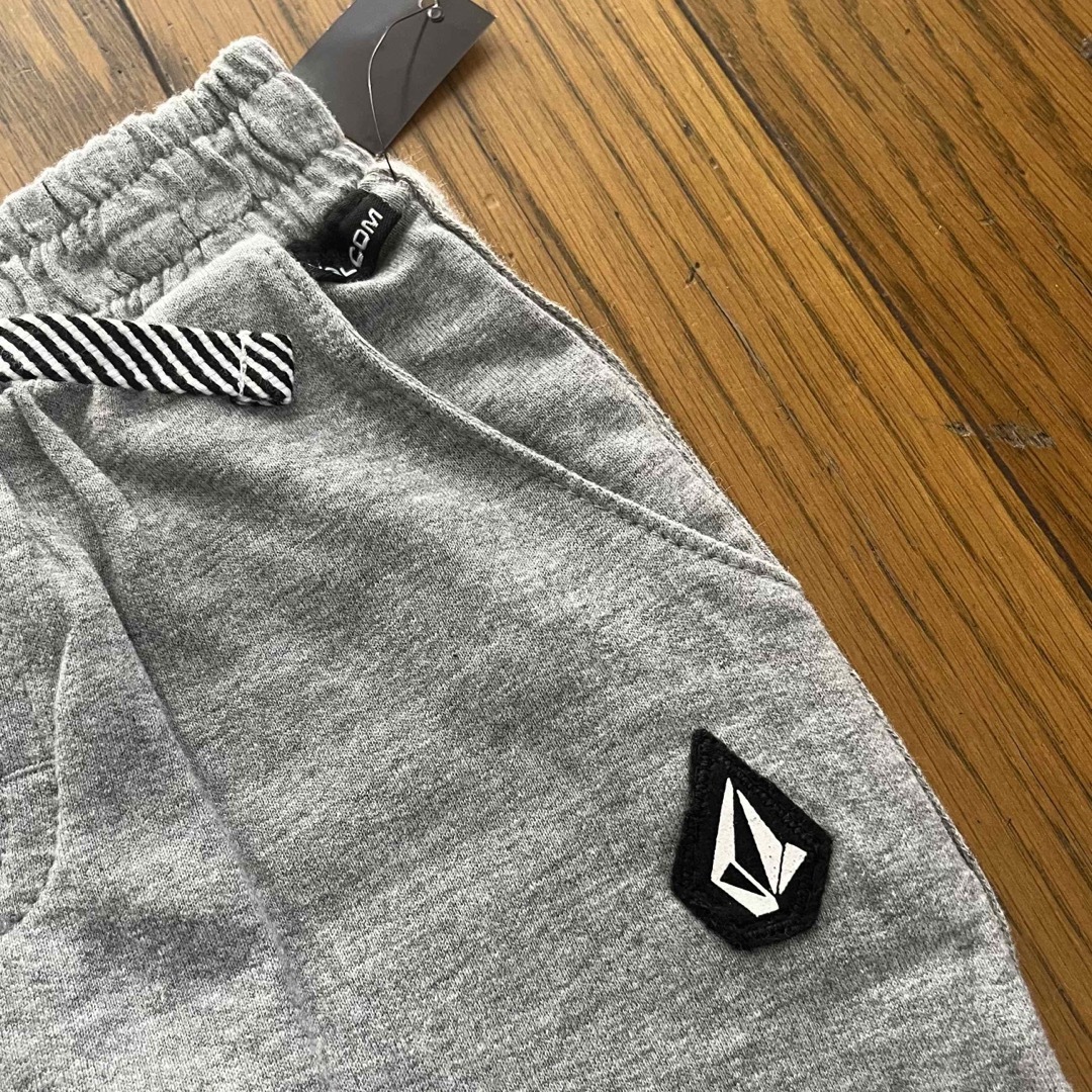 volcom(ボルコム)のレア！VOLCOM新品ベビー用Tシャツ&スウェット　セットアップ　18M キッズ/ベビー/マタニティのベビー服(~85cm)(Ｔシャツ)の商品写真