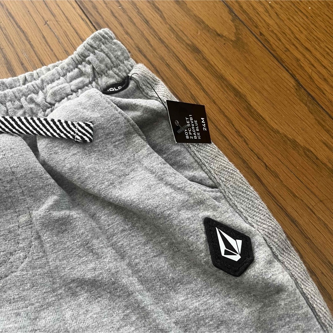 volcom(ボルコム)のレア！VOLCOM新品ベビー用Tシャツ&スウェット　セットアップ　24M キッズ/ベビー/マタニティのキッズ服男の子用(90cm~)(Tシャツ/カットソー)の商品写真