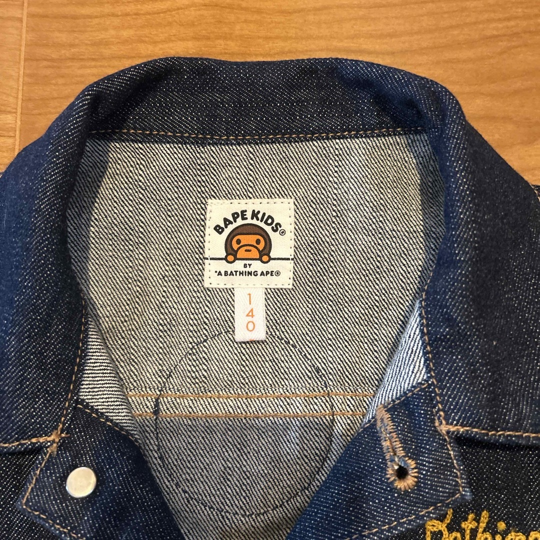 A BATHING APE(アベイシングエイプ)のAPE デニムジャケット未使用 キッズ/ベビー/マタニティのキッズ服男の子用(90cm~)(ジャケット/上着)の商品写真