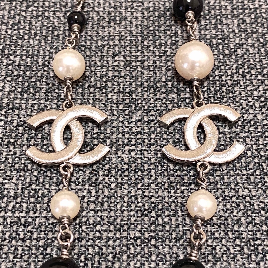 CHANEL(シャネル)のCHANEL シャネル　ロングパールネックレス　シルバー レディースのアクセサリー(ネックレス)の商品写真