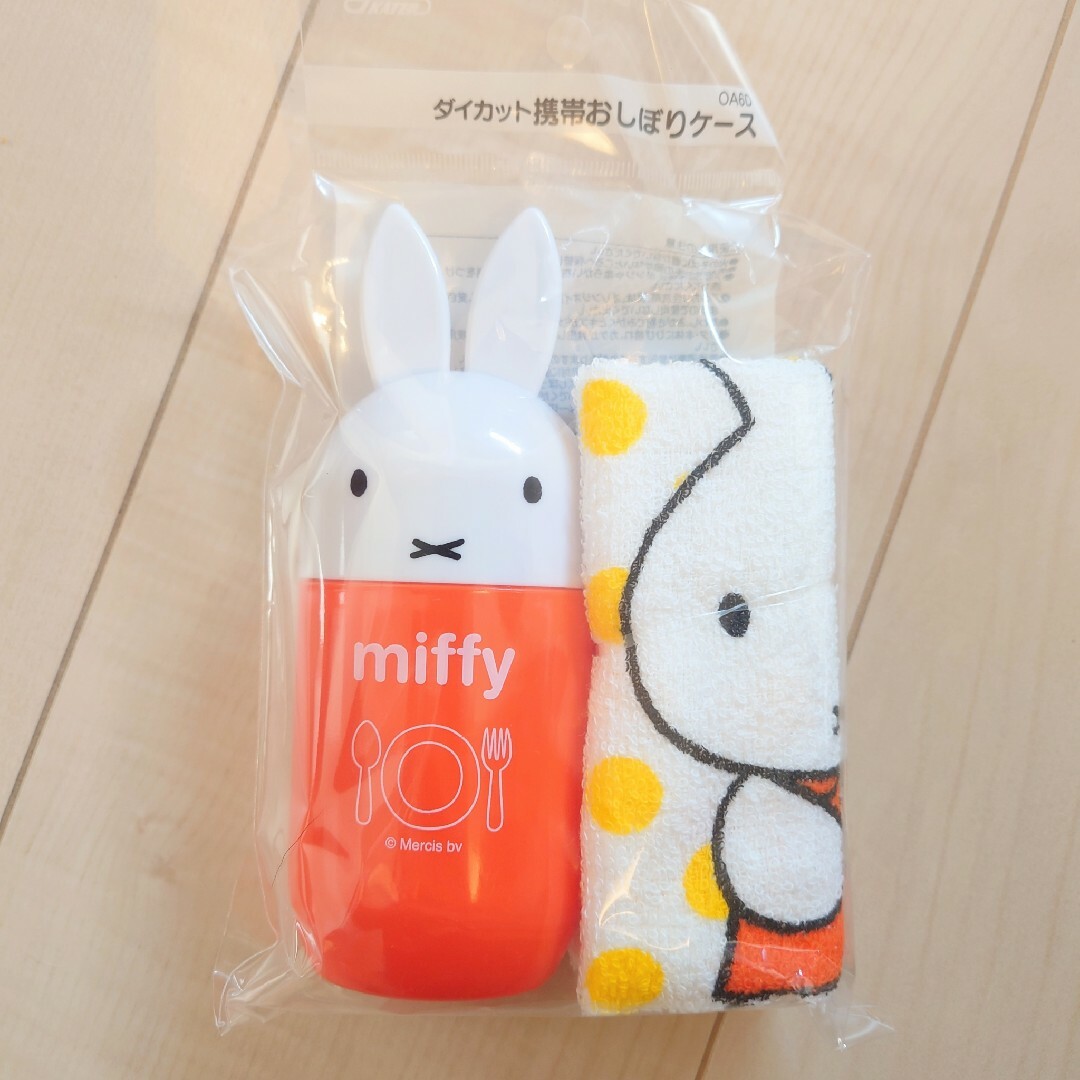 miffy(ミッフィー)のミッフィー ダイカット携帯おしぼりケース おしぼりセット Miffy オレンジ インテリア/住まい/日用品のキッチン/食器(弁当用品)の商品写真