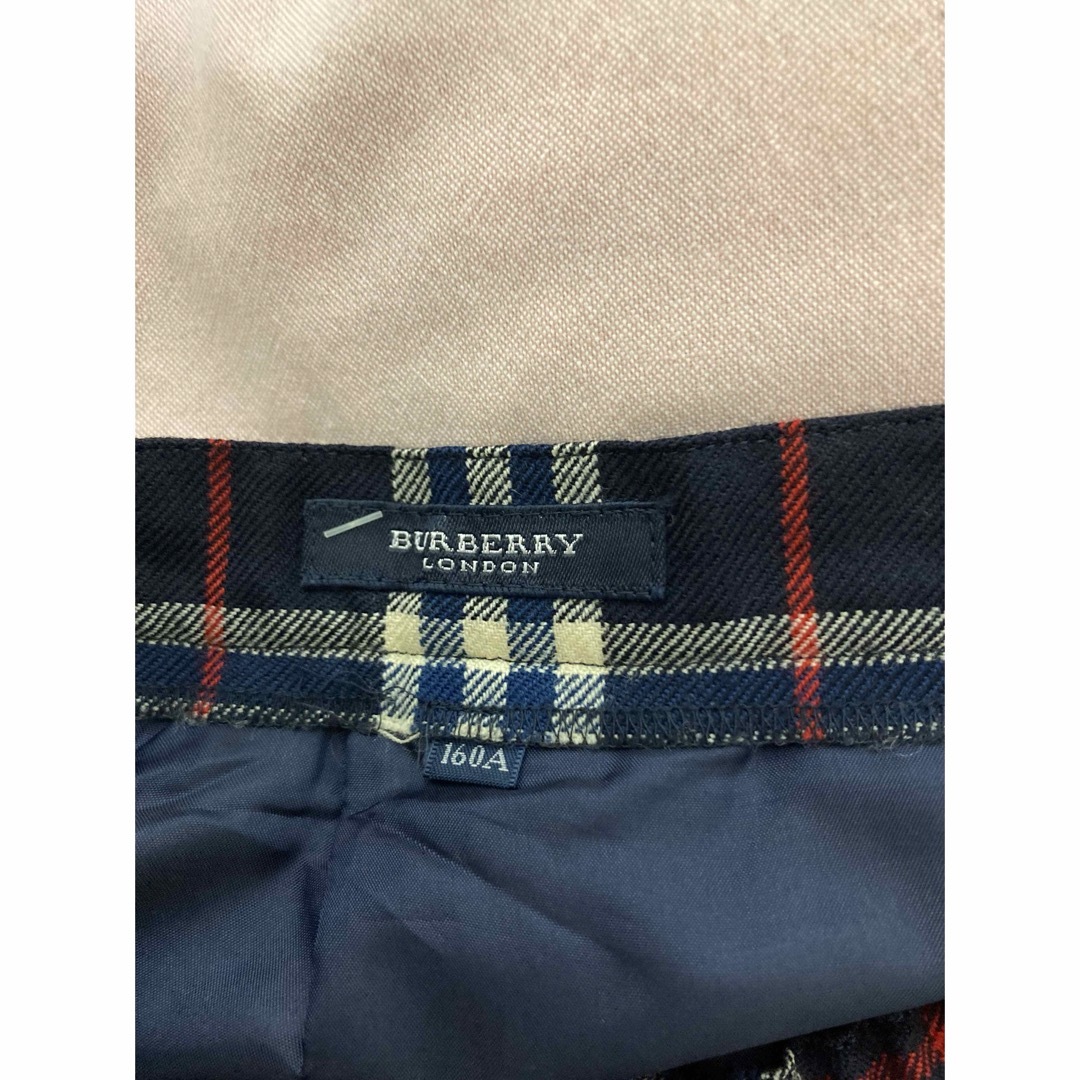 BURBERRY(バーバリー)の美品　バーバリーロンドンチェックスカート　紺チェック　160 レディースのスカート(ひざ丈スカート)の商品写真