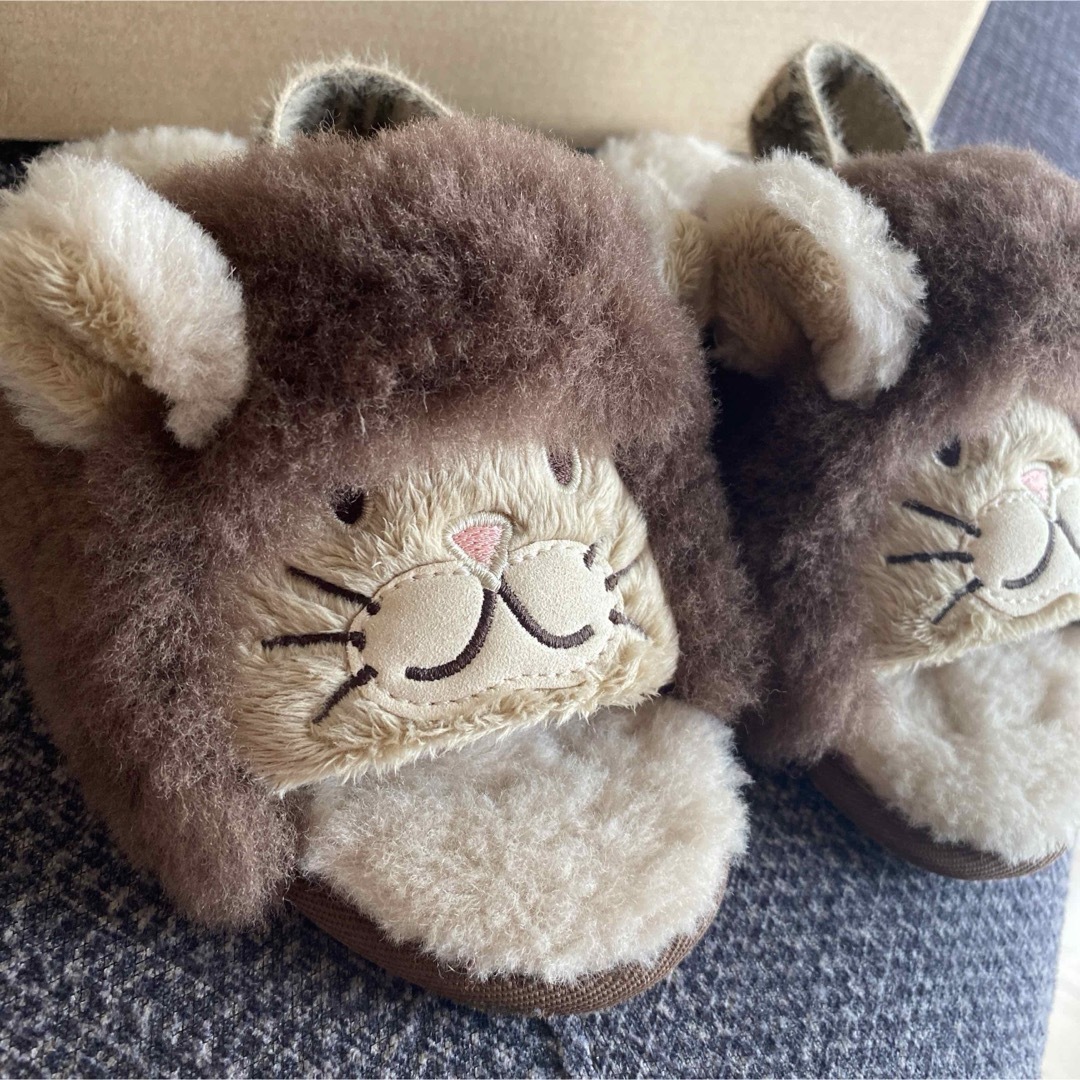 UGG(アグ)のUGG キッズ　ライオンサンダル未使用 キッズ/ベビー/マタニティのベビー靴/シューズ(~14cm)(サンダル)の商品写真