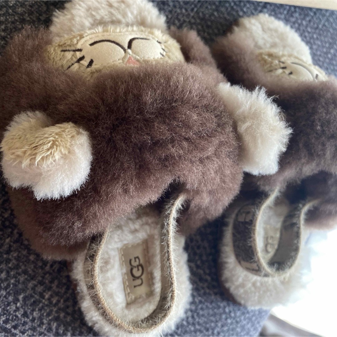 UGG(アグ)のUGG キッズ　ライオンサンダル未使用 キッズ/ベビー/マタニティのベビー靴/シューズ(~14cm)(サンダル)の商品写真