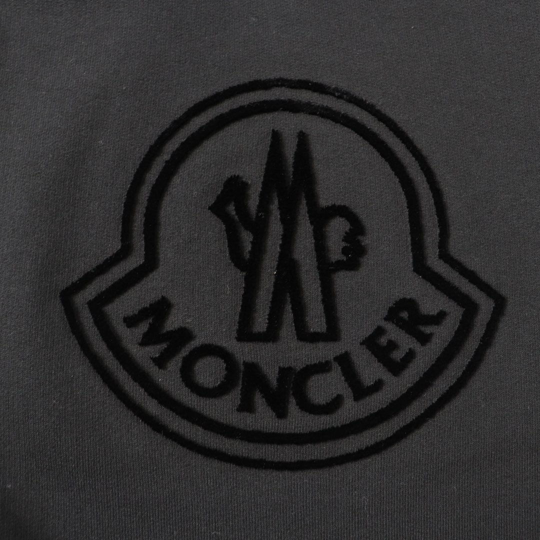 MONCLER(モンクレール)の未使用品 MONCLER モンクレール 22年製 SWEAT SHIRT スウェットシャツ ロゴデザイン 長袖 トレーナー/プルオーバー ブラック M ハンガー付き 正規品 レディース レディースのトップス(トレーナー/スウェット)の商品写真