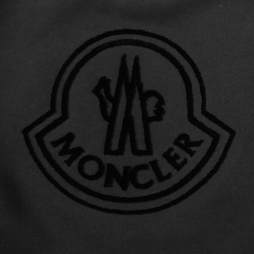 MONCLER(モンクレール)の未使用品 MONCLER モンクレール 22年製 SWEAT SHIRT スウェットシャツ ロゴデザイン 長袖 トレーナー/プルオーバー ブラック S ハンガー付き 正規品 レディース レディースのトップス(トレーナー/スウェット)の商品写真