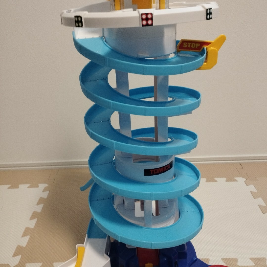 Takara Tomy(タカラトミー)のトミカ でっかく遊ぼう！ DX トミカタワー エンタメ/ホビーのおもちゃ/ぬいぐるみ(模型/プラモデル)の商品写真