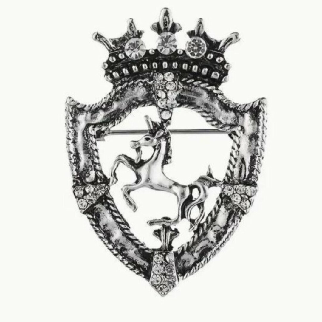 【新品】エンブレム　ブローチ　シルバー 　馬　王冠　紋章　コサージュ　セーター銀 レディースのアクセサリー(ブローチ/コサージュ)の商品写真