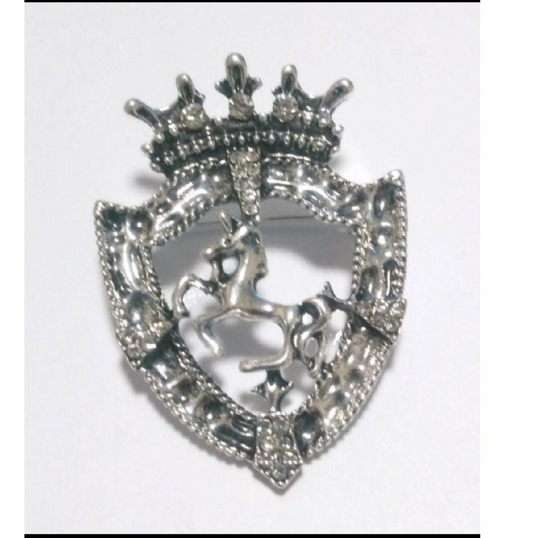 【新品】エンブレム　ブローチ　シルバー 　馬　王冠　紋章　コサージュ　セーター銀 レディースのアクセサリー(ブローチ/コサージュ)の商品写真