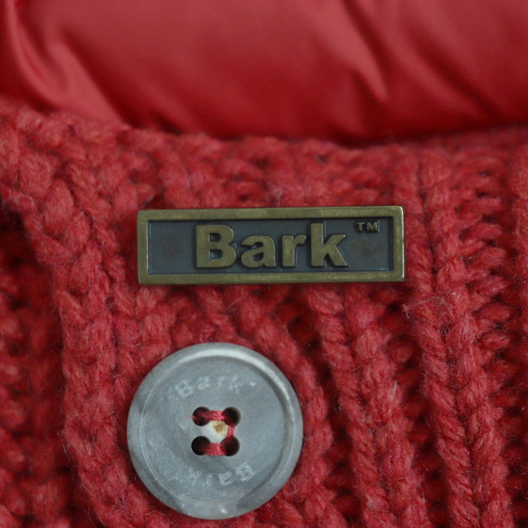 BARK(バーク)の美品 BARK バーク ウール ニット ロゴ入りボタン ピンバッチ・フード付き ダウンジャケット レッド XS イタリア製 メンズ メンズのジャケット/アウター(ダウンジャケット)の商品写真