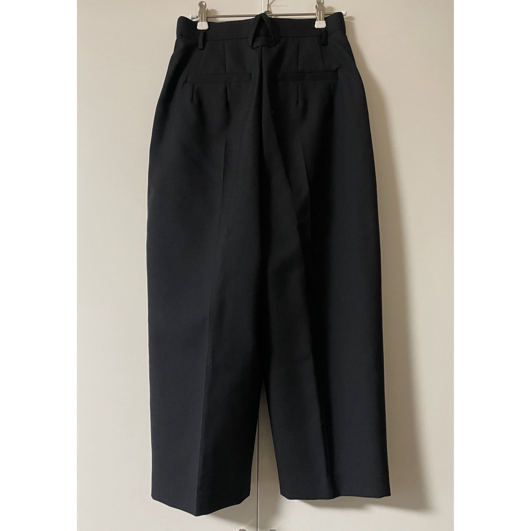 ENFOLD(エンフォルド)のエンフォルド ENFOLD CROPPED TAPERED-TROUSERS レディースのパンツ(クロップドパンツ)の商品写真