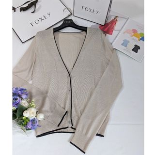 フォクシー(FOXEY)のFOXEY☆レーヨン混Vカーディガン38ベージュ系カーディガン　Rene(カーディガン)