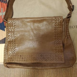 ボッテガヴェネタ(Bottega Veneta)の出来る男の象徴‼️ボッテガヴェネタメッセンジャーイントレチャートショルダーバック(メッセンジャーバッグ)