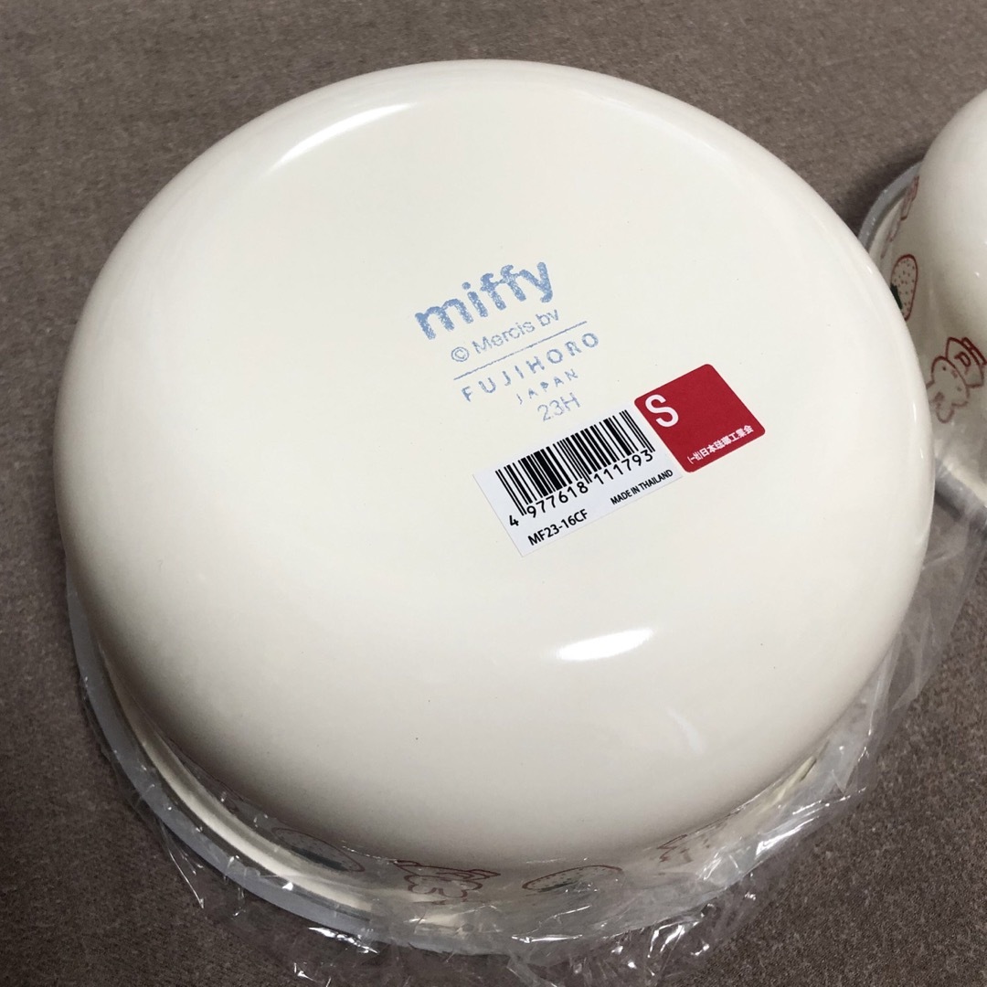 miffy(ミッフィー)のミッフィーストロベリー丸型容器 ホーロー【Miffy】ミッフィー・富士ホーロー エンタメ/ホビーのおもちゃ/ぬいぐるみ(キャラクターグッズ)の商品写真