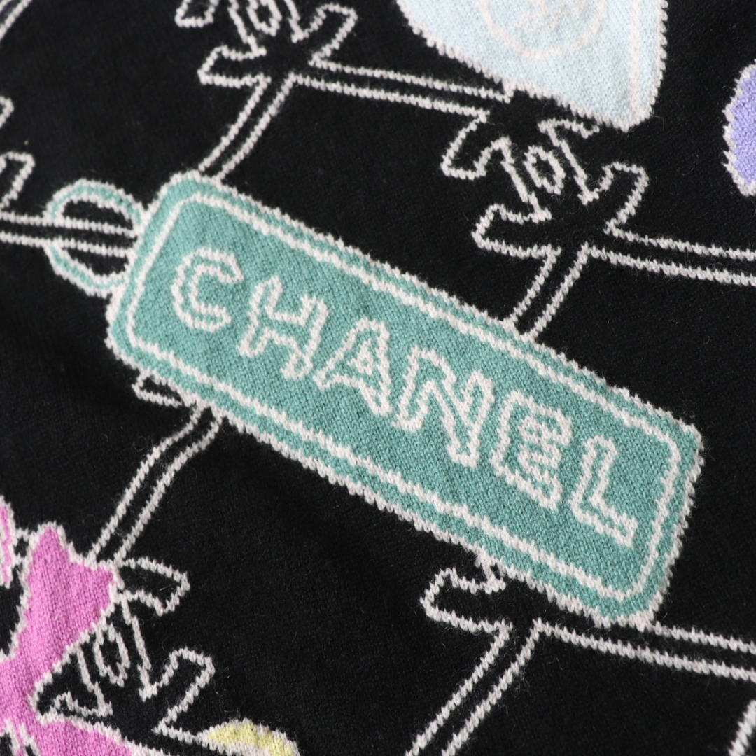 CHANEL(シャネル)の未使用品 CHANEL シャネル 2022年製 22P P72295 カシミヤ100％ ココマークボタン付き ニットカーディガン ブラック×マルチ 総柄 38 保存袋付き 英国製 レディース レディースのトップス(カーディガン)の商品写真