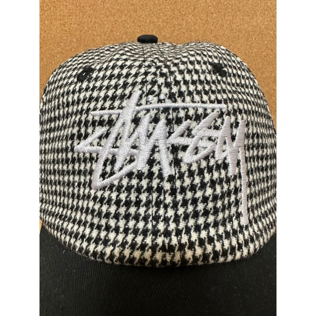 STUSSY(ステューシー)のStussy グラフィックロゴ ハウンドトゥース ツートンカラー スナップバック メンズの帽子(キャップ)の商品写真