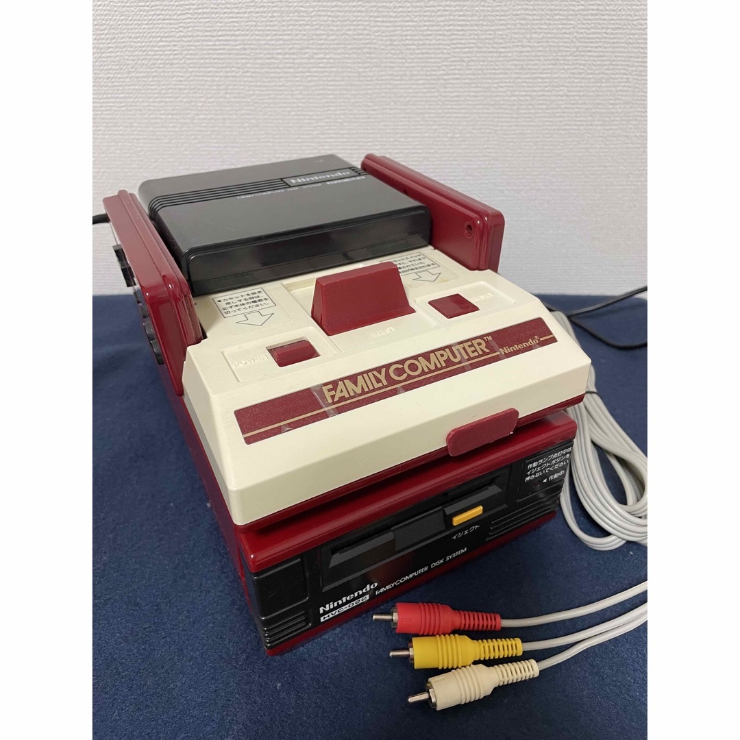 ファミリーコンピュータ(ファミリーコンピュータ)のファミコン本体AV化仕様　ディスクシステム　USB電源仕様 エンタメ/ホビーのゲームソフト/ゲーム機本体(家庭用ゲーム機本体)の商品写真