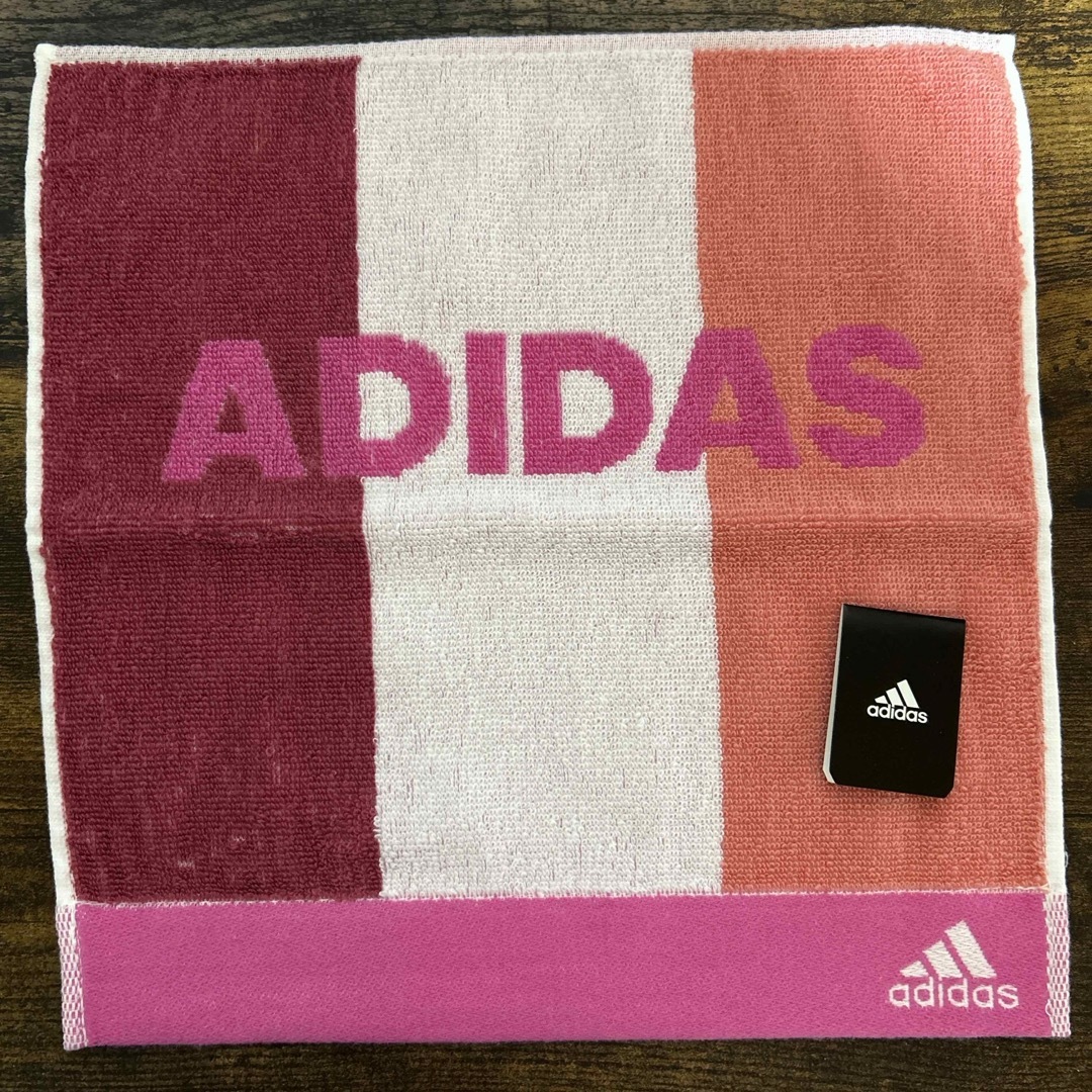 adidas(アディダス)のアディダスタオルハンカチとQooループ付きオリジナルハンドタオル レディースのファッション小物(ハンカチ)の商品写真